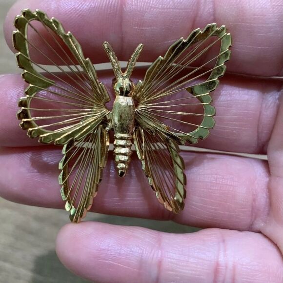 Vintage Monet Butterfly Pin Gold Tone Brooch 2"×1 3/4" - Picture 7 of 12